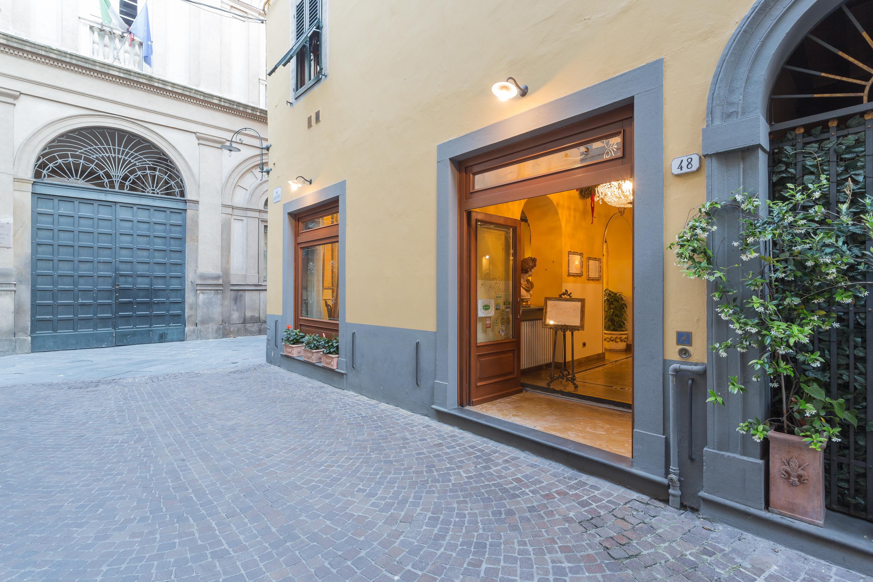 Hotel Palazzo Alexander Lucca Bagian luar foto