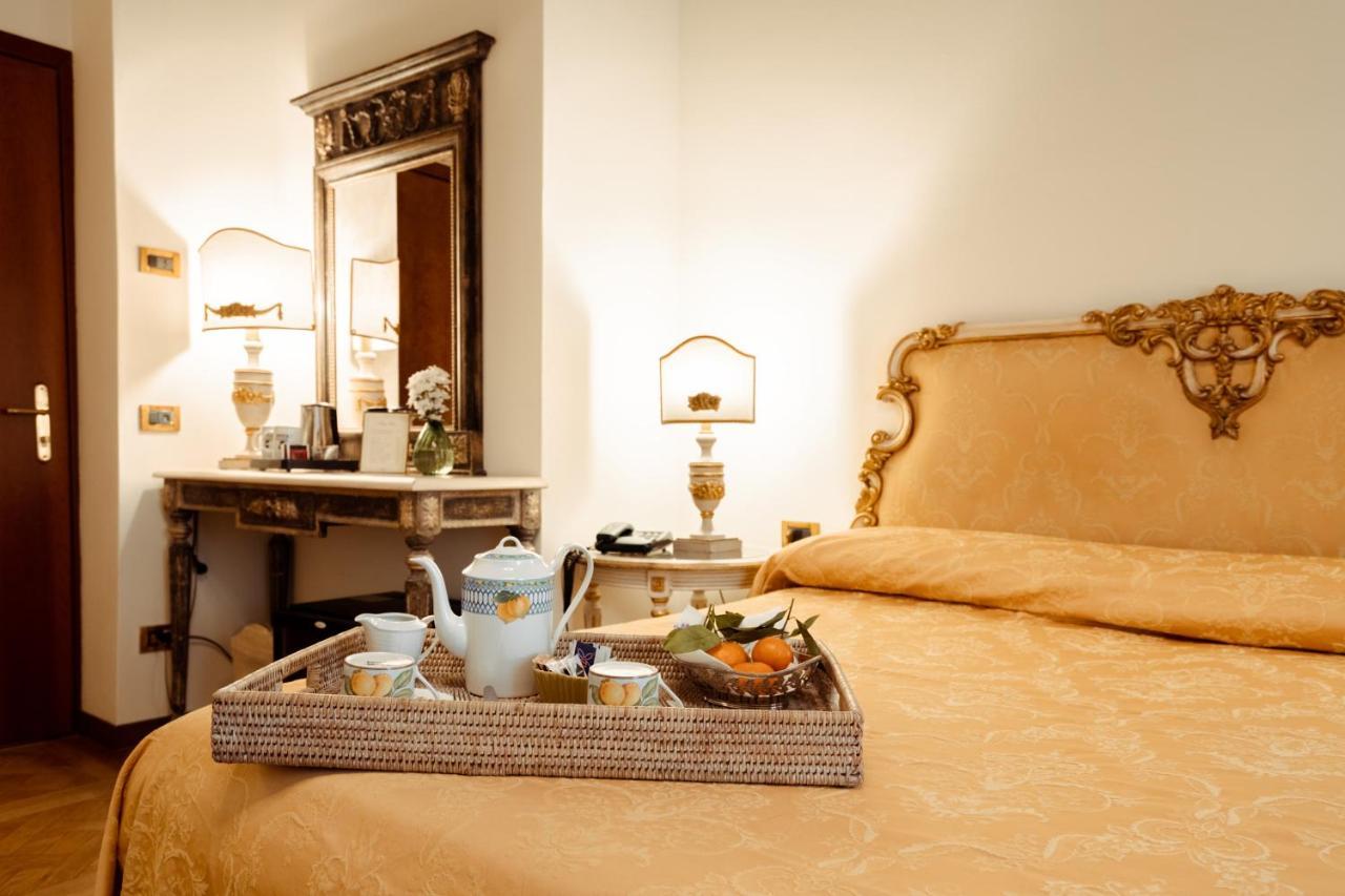 Hotel Palazzo Alexander Lucca Bagian luar foto