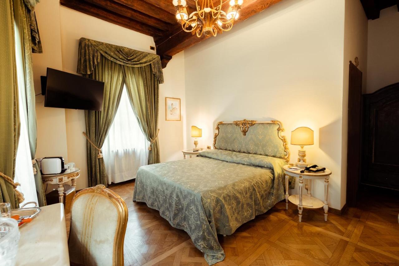 Hotel Palazzo Alexander Lucca Bagian luar foto