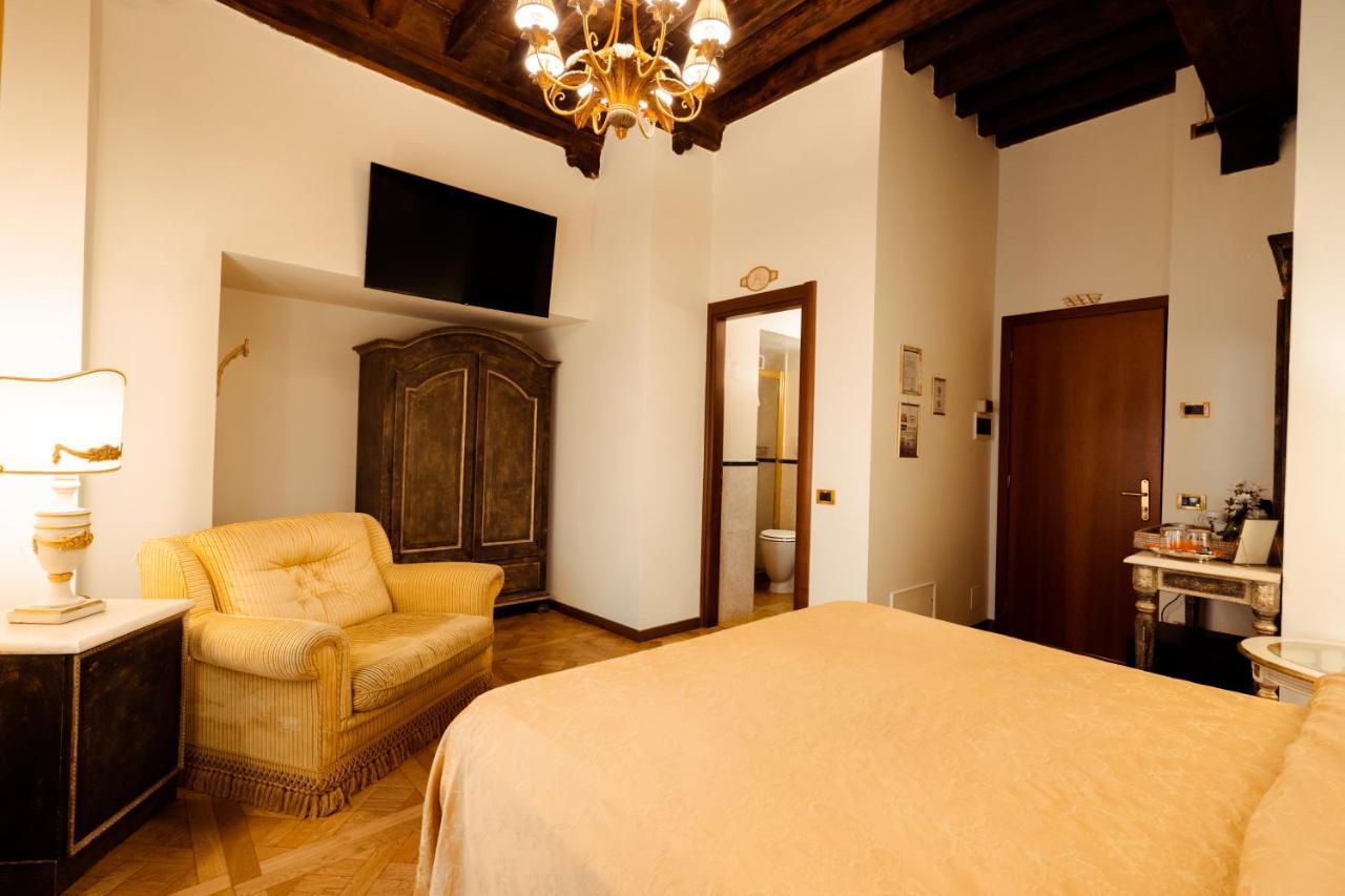 Hotel Palazzo Alexander Lucca Bagian luar foto