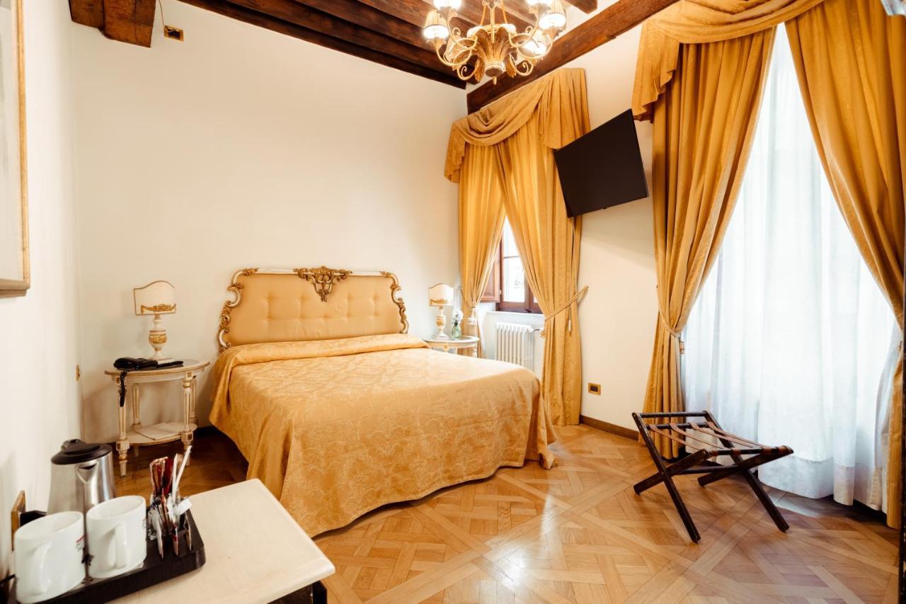 Hotel Palazzo Alexander Lucca Bagian luar foto
