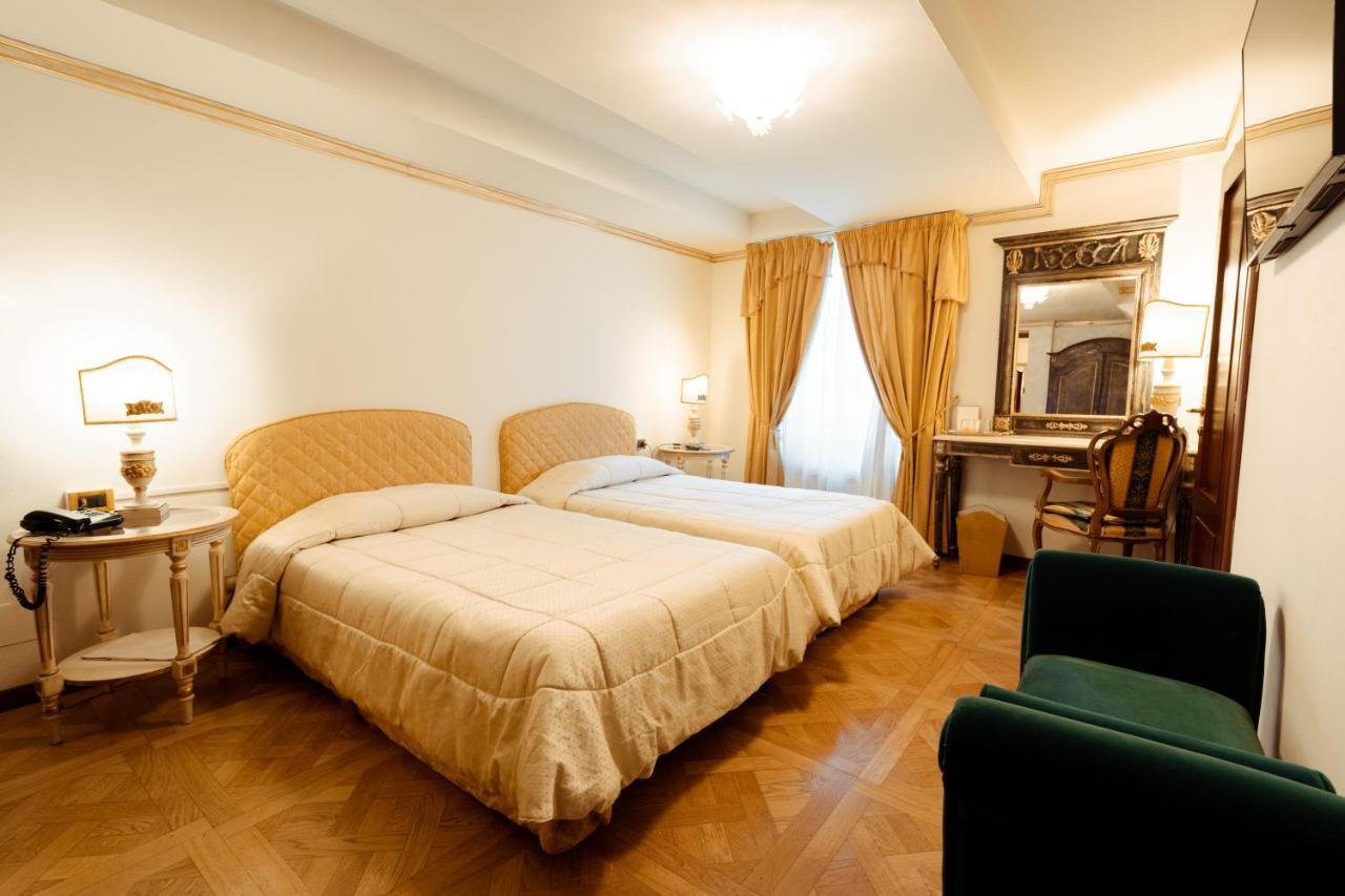 Hotel Palazzo Alexander Lucca Bagian luar foto