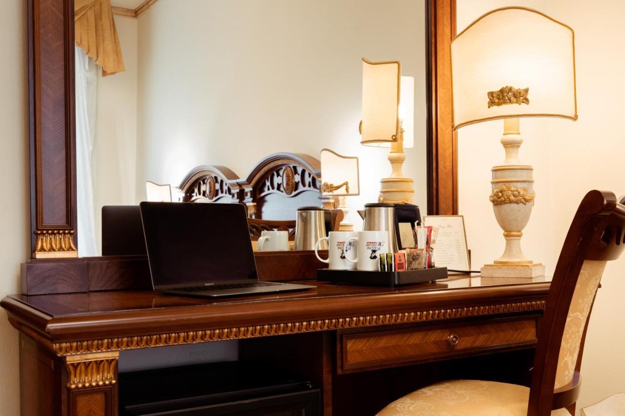 Hotel Palazzo Alexander Lucca Bagian luar foto