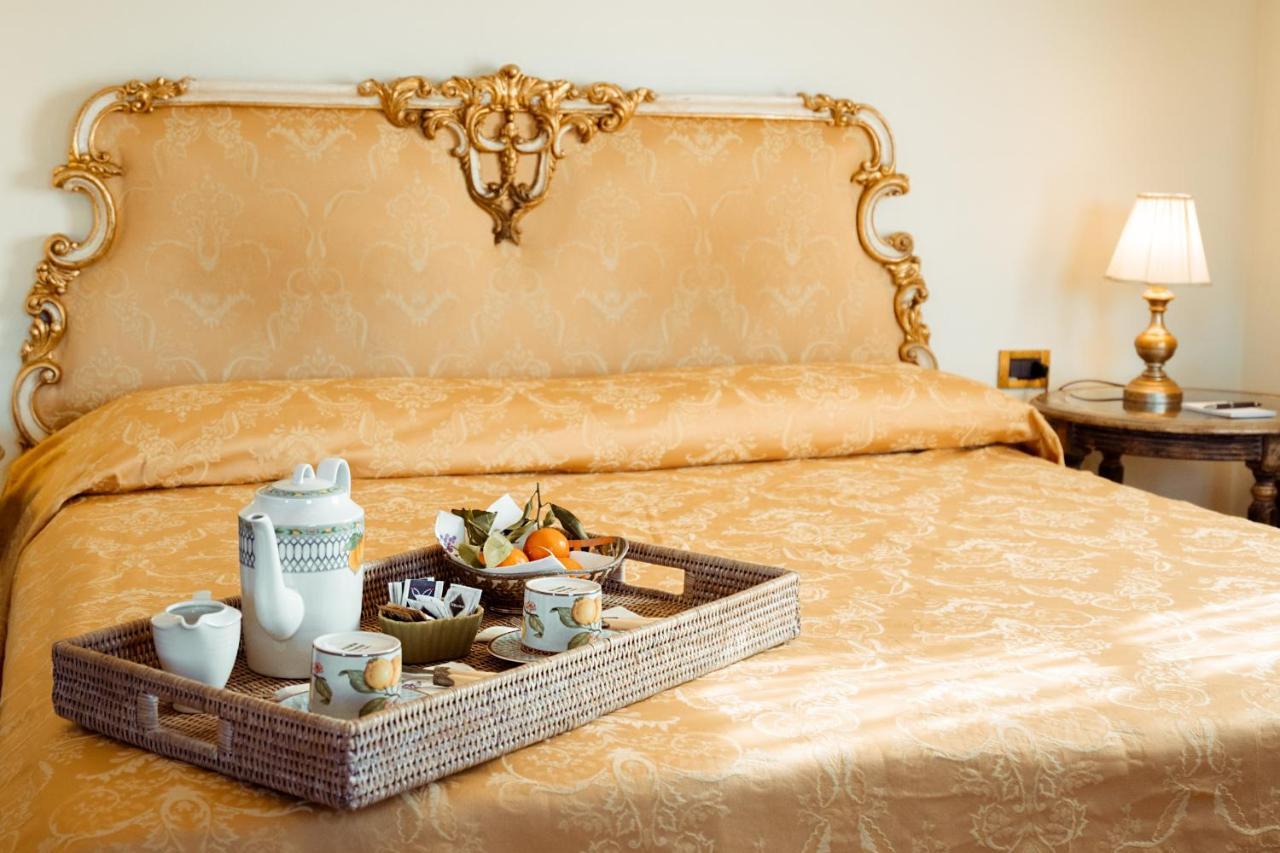 Hotel Palazzo Alexander Lucca Bagian luar foto