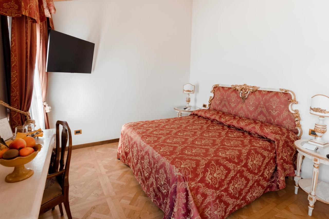 Hotel Palazzo Alexander Lucca Bagian luar foto