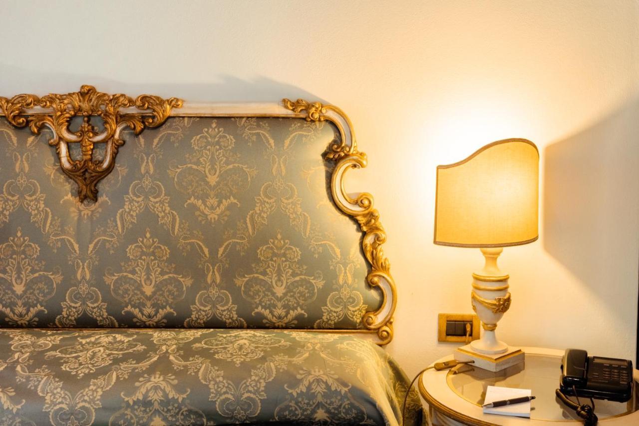 Hotel Palazzo Alexander Lucca Bagian luar foto
