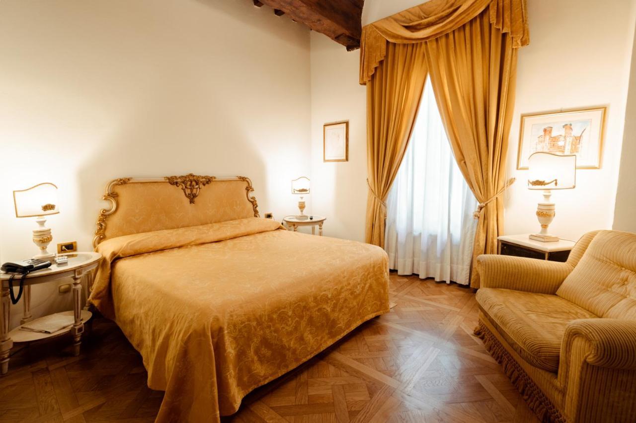Hotel Palazzo Alexander Lucca Bagian luar foto