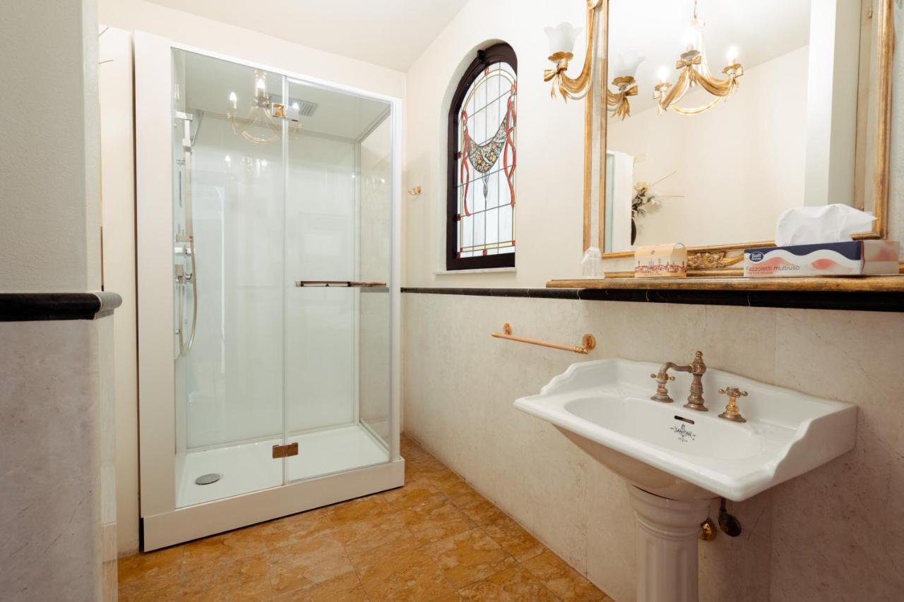 Hotel Palazzo Alexander Lucca Bagian luar foto