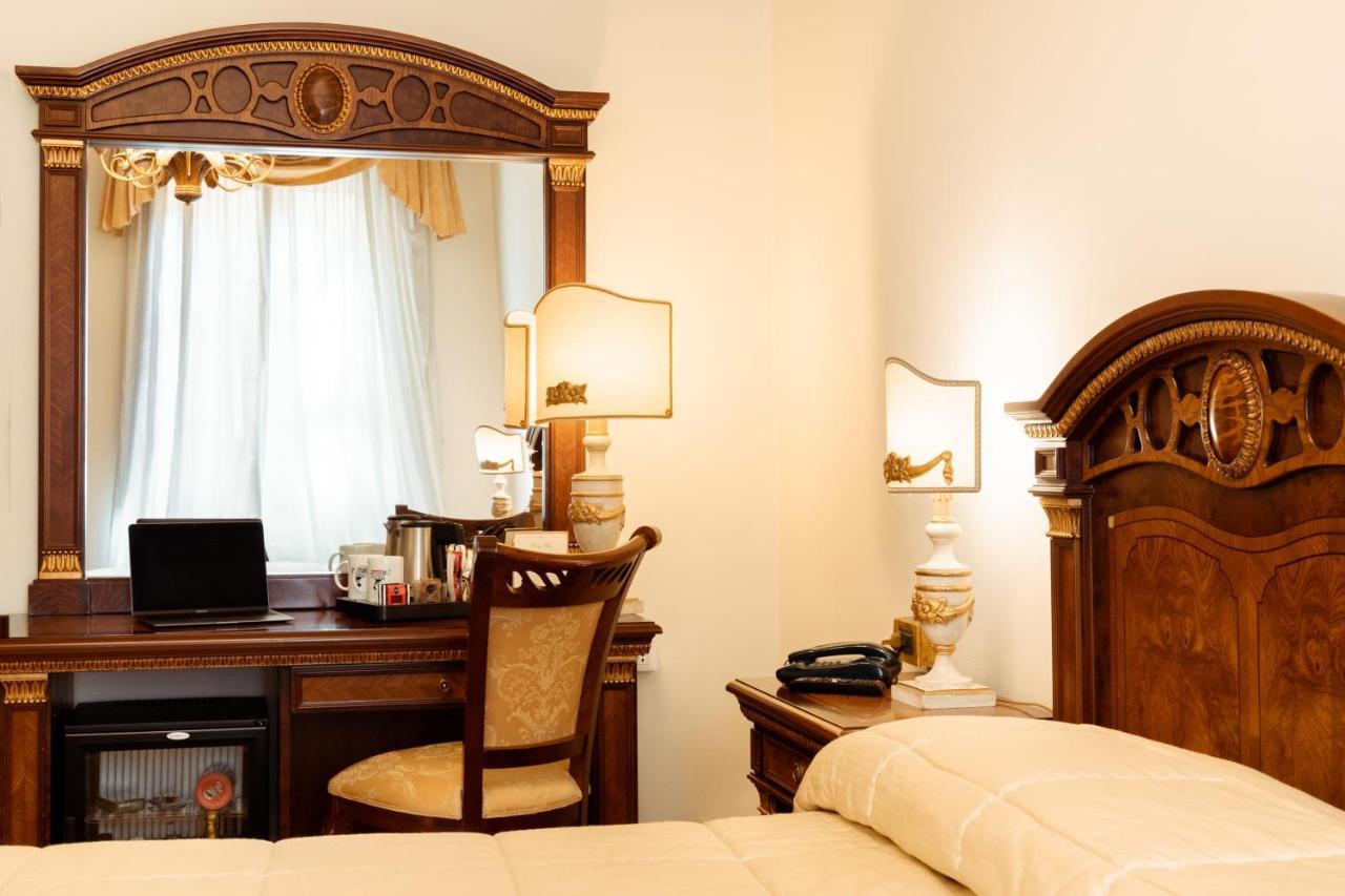 Hotel Palazzo Alexander Lucca Bagian luar foto
