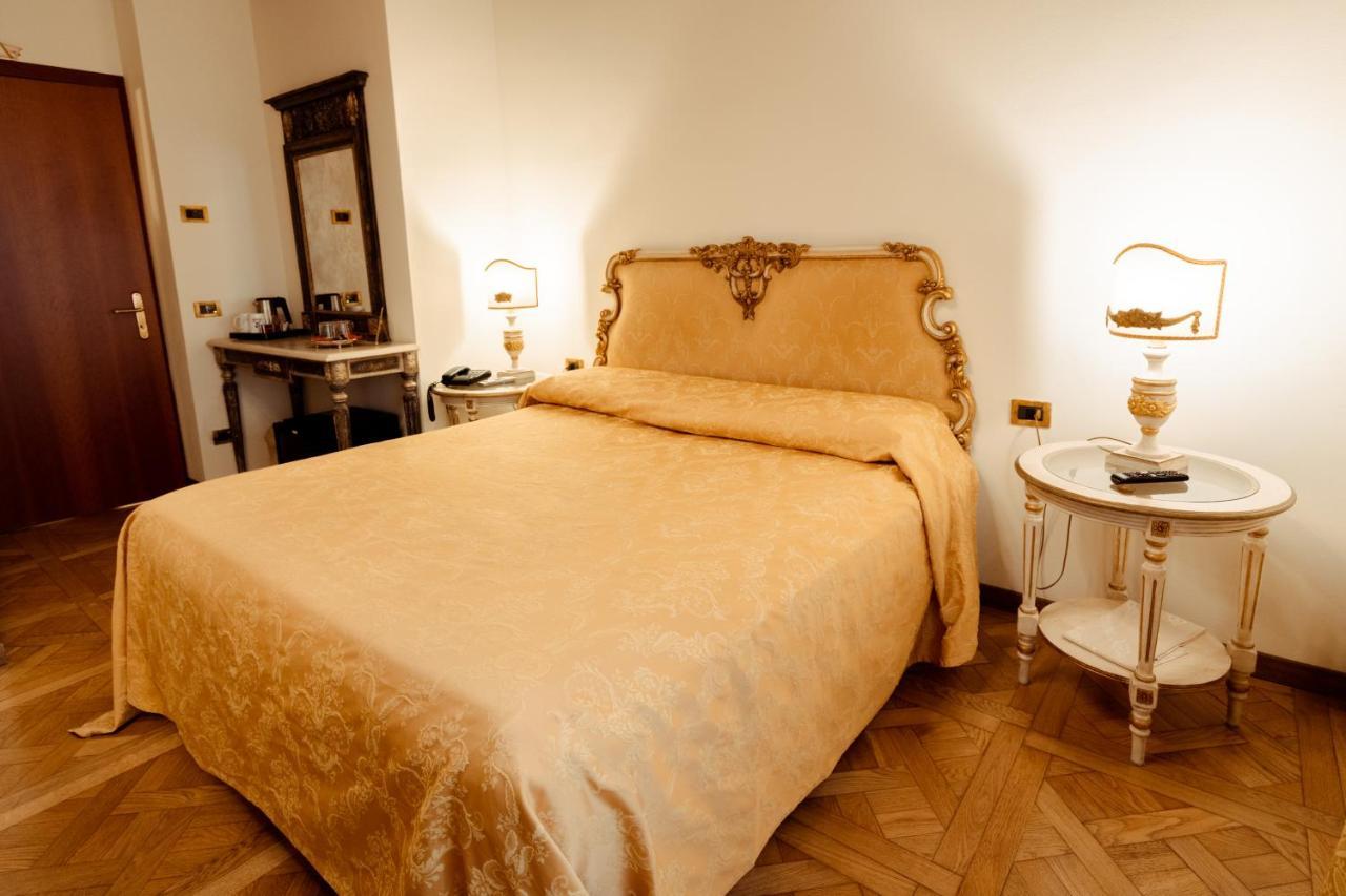 Hotel Palazzo Alexander Lucca Bagian luar foto